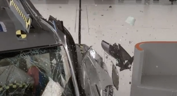 Small overlap crash test stymies most midsize SUVs - IIHS News